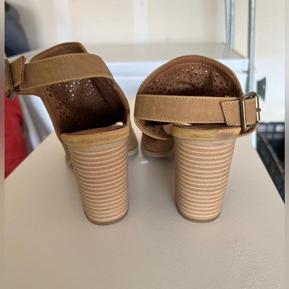 Universal Thread Heals - Picture 4 of 6